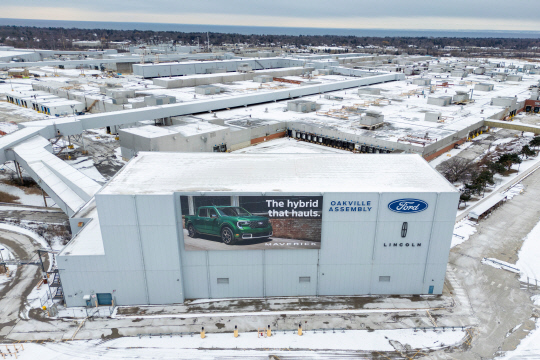 포드의 캐나다 온타리오주 오크빌 조립공장 전경. 미국의 관세 부과와 이에 대한 캐나다의 보복 조치로 무역 긴장이 고조되는 가운데 촬영된 장면이다. 연합뉴스.